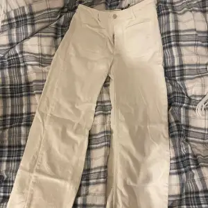 Dessa vita low rise jeans från weekday behöver en ny ägare! Har använt fåtal gånger💓