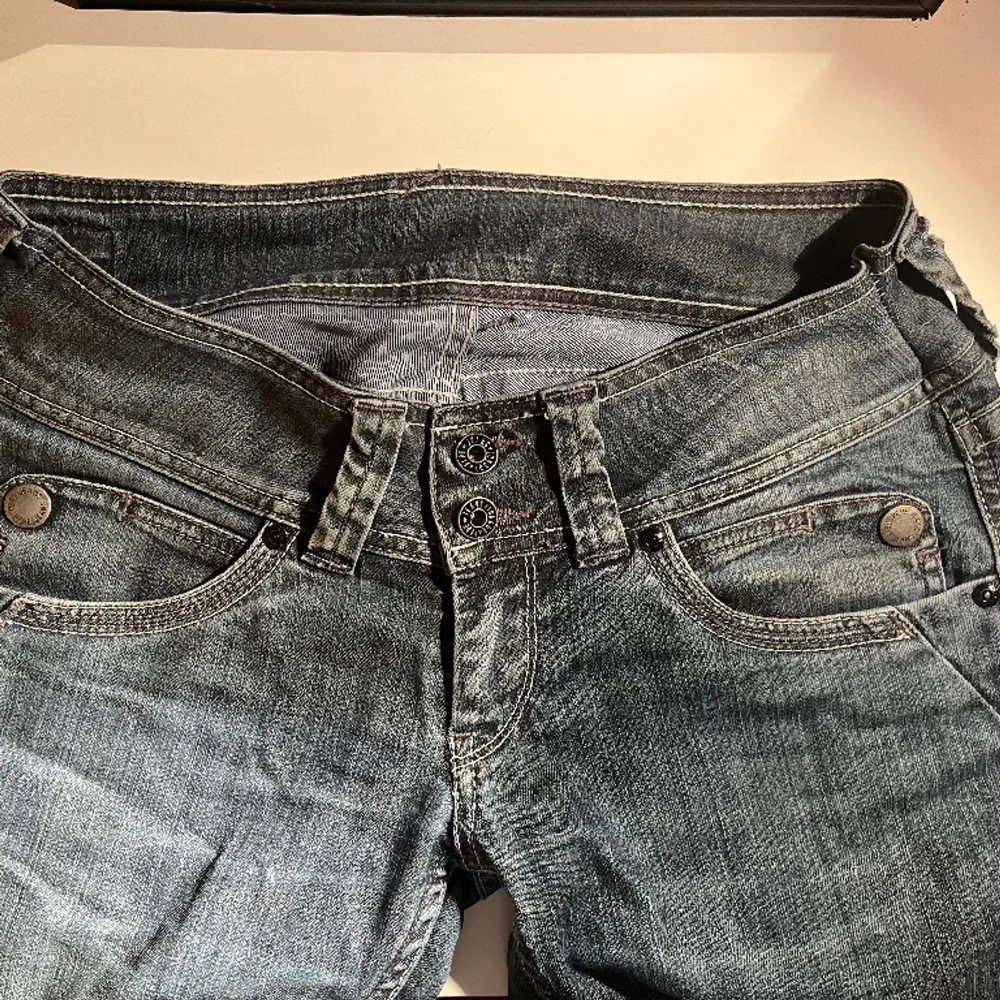 Super snygga lågmidjade straight leg jeans från ”Pepe Jeans London”🌟 Knappt använda. Insydda i midjan vilket går att sprätta upp om man vill men originalstorleken är W29, L34. Nypris 1100 kr. Skriv för fler bilder!🫶🏻. Jeans & Byxor.