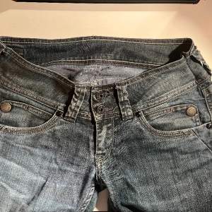 Super snygga lågmidjade straight leg jeans från ”Pepe Jeans London”🌟 Knappt använda. Insydda i midjan vilket går att sprätta upp om man vill men originalstorleken är W29, L34. Nypris 1100 kr. Skriv för fler bilder!🫶🏻