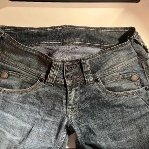 Lowwaist Jeans - Super snygga lågmidjade straight leg jeans från ”Pepe Jeans London”🌟 Knappt använda. Insydda i midjan vilket går att sprätta upp om man vill men originalstorleken är W29, L34. Nypris 1100 kr. Skriv för fler bilder!🫶🏻