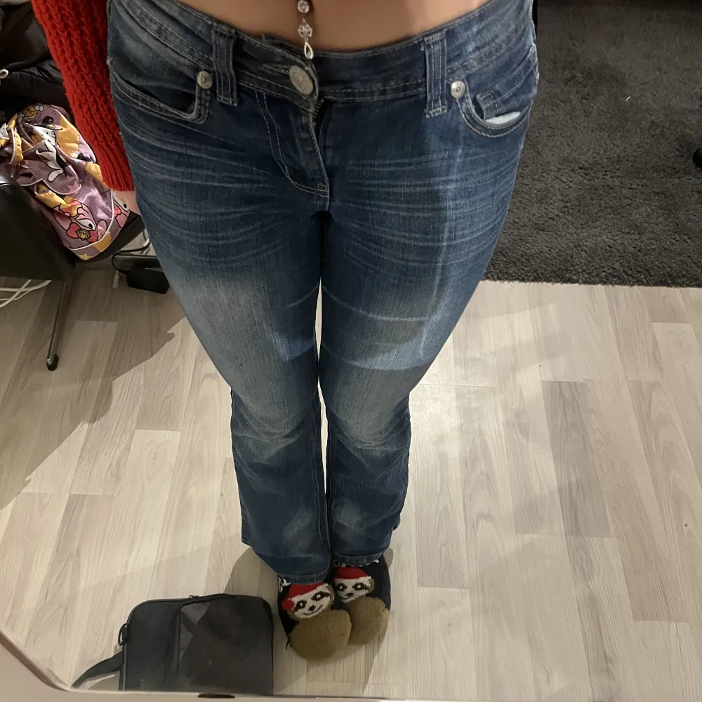 Säljer mina low waist jeans jag köpte i Thailand☺️ saknar en knapp där bak skriv för fler bilder!. Jeans & Byxor.