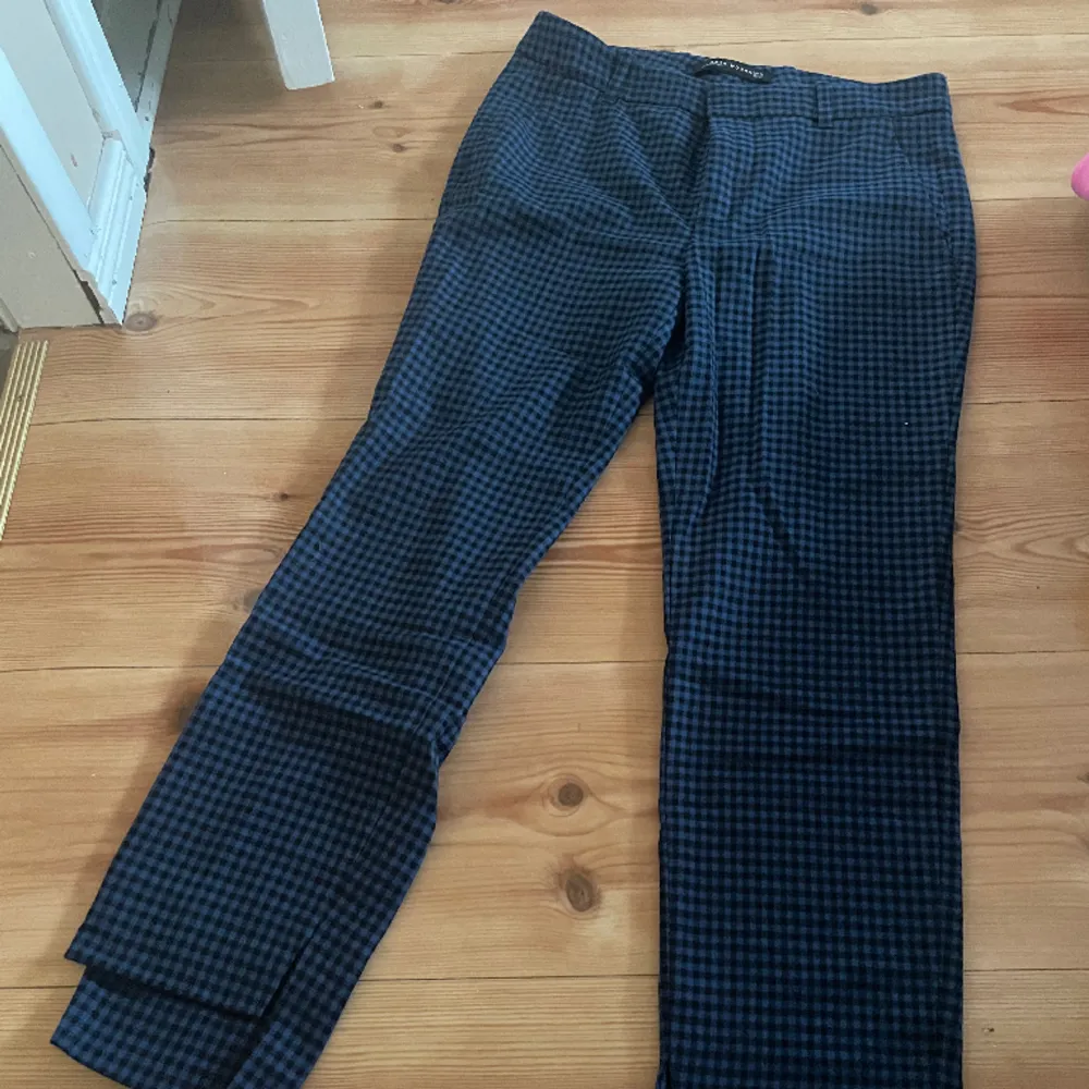 rutiga kostymbyxor från zara, de är mörkblå och svarta, storlek 34. Jeans & Byxor.