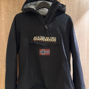 Napapijri jacka/skidjacka - Säljer min fodrade napapijri jacka för den blivit lite för liten för mig, nästan aldrig använd har åkt skidor i den några dagar bara  Står ingen storlek i jackan men jag tror det är XS/S 🥰 