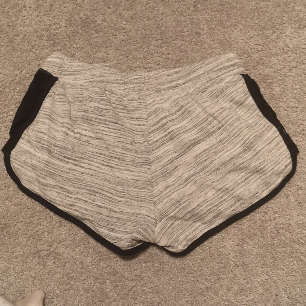 Ett par sköna sweatshorts i storlek S från H&m. . Shorts.