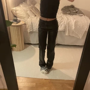 PU byxor - Säljer mina fantastiska pu-byxor då de inte kommer till användning. Byxorna är knappt använda och är därav som nya😊Nypris: 499kr