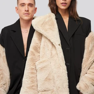 Päls Danny Saucedo x NA-KD  - Jättefin päls från NA-KD Sparsamt använd. Ljusbeige 