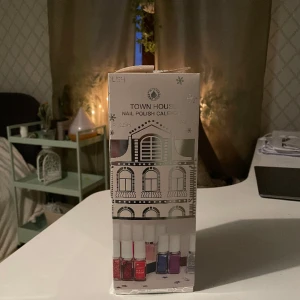 Townhouse Nailpolish Calender - Julkalender med nagellack, oöppnad!