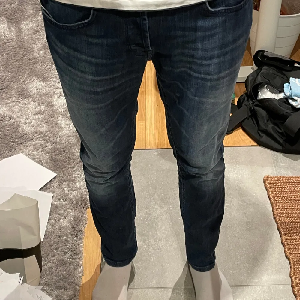Hej! Säljer nu mina dondup travis slim fit jeans i blå. Storleken är 32 och passar mig bra som är 188cm lång men passar både längre och kortare. Nästan aldrig använda så skicket är 9/10. Hör av er om ni har frågor eller om ni vill ha mer bilder. . Jeans & Byxor.