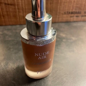 Dior Diorskin Luminizer  - Fin highlight från Dior i bronzig ton. Fungerar både till ansikte och kropp. Endast använd ett år gånger så den är som ny.