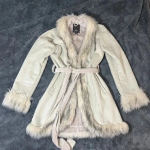 Vit penny lane kappa - Säljer denna jättevarma och mysiga penny lane kappa! jag använder den inte längre och därför säljer jag den 💓 köpte den här på Plick för ca 1 år sen 