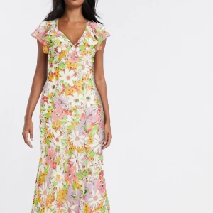 Vintage style maxiklänning - Snedskuren maxiklänning med volanger. Helt ny, aldrig använd.  