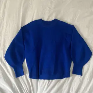Blå jättefin ballongärmad tröja från HM. Som ni ser på bild två är den glittrig! Storlek XS ( men passar allt från xs-m ) Aldrig använd, i nyskick!🪩💙