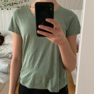 Grön tränings tröja  - Bra skick, har blivit för liten, ganska tunt tyg.
