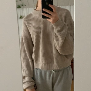 Stickad beige tröja - Bra skick, används inte längre.