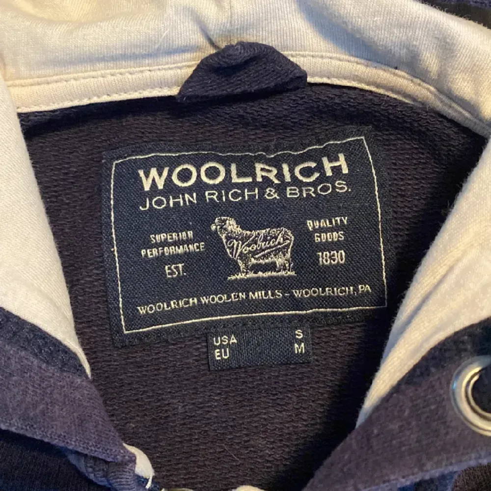 En snygg woolrich hoodie som sälj pga att den inte används längre. Jag har använt den vid ksk 10 tillfällen så den har inga skavanker, säljer så billigt för att jag vill bli av med den och sammla lite pengar till julen!. Hoodies.
