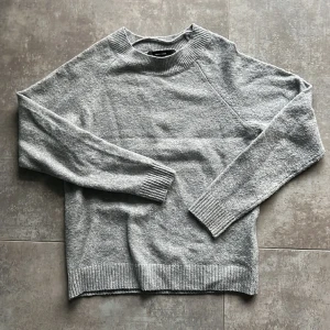 Vero Moda stickad långärmad grå topp storlek XS - Kanonfin  Vero Moda stickad långärmad grå topp storlek XS. Nästan oanvänd, som nyskick.