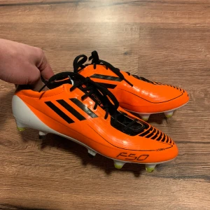 Adidas Adizero f50 ultralight  - Säljer dessa riktigt fina och Rare adizero f50 ultralight. Helt NYA aldrig använda bara provade. Skruvdobbar (flera dobbar i olika storlekar följa med). kom med bud!