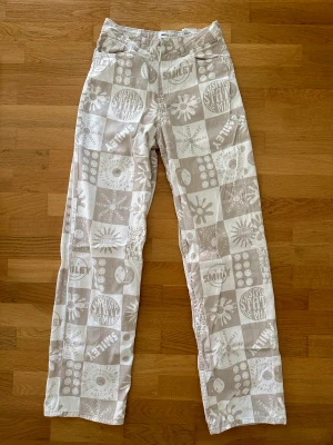 Smiley byxor - Säljer dessa byxor som använts endast 1 gång innan. Bra skick.