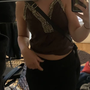 Fest topp - Jättefin brun fest topp i storlek s men skulle äver säga att den passar på m! Vid frågor är de bara att komma privat!☺️💕