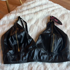 Hunkemöller - Bh och trosor helt oanvänt lapparna kvar, fick i present men fel storlek  BH: 3XL  Trosan: 2XL 