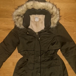 Vinterjacka - Olivgrön vinterjacka från Zara, knappt använd. Storlek 36