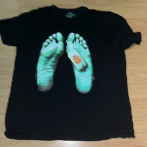 City morgue merch  - Ovanlig city morgue merch som aldrig kommer släppas igen med bårhus fötter på framsidan och city morgue loggan på ryggen 