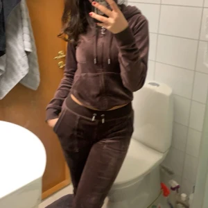 Juicy couture set - Säljer mitt juicy sätt då jag knappt använder det.  Saknas en guld sak på banden till tröjan men inget man tänker på, köpt i december förra året och knappt använt. 