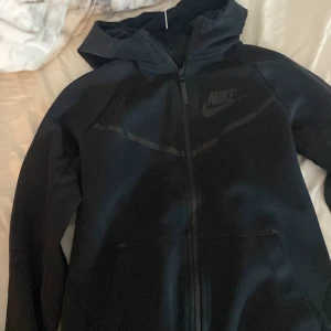 Nike tech  - Barnstorlek men passa mig bra som 170, lite kort i armarna ba. Använd endast en gång. Frakt tillkommer på 66 kr hör av er vid intresse 
