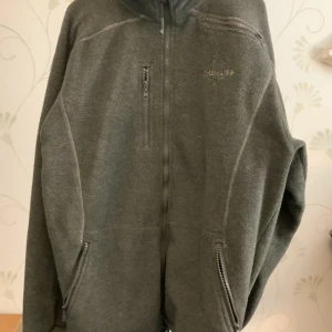 Chevalier fleece - Riktigt varm fleece tröja inför de kommande kalla månaderna. Sparsamt använd med knappa tecken på användning. Nypris ligger mellan 1000-1500kr. Storlek XXL men passar även XL.
