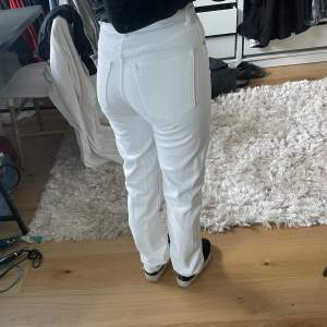 Vita jeans från zara i storlek 34