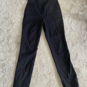 Marinblå kostymbyxor - Fina men lite slitna i linningen upptill, dock inget som märks.