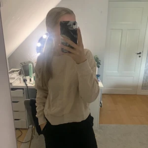  Biege tröja - Fin lång ärmad beige tröja.🌟