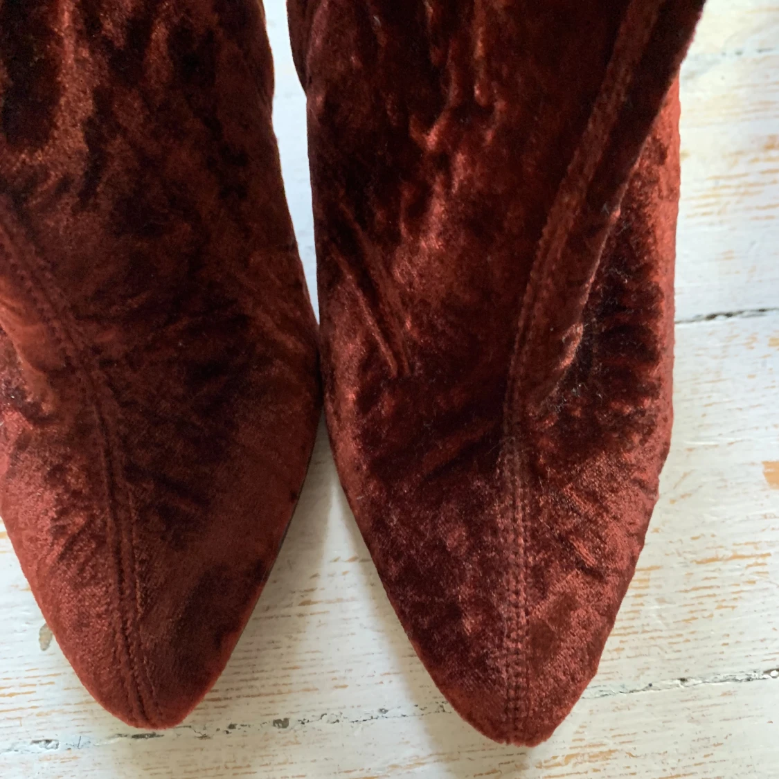 Stövletter i vinröd fake päls/sammet - 90