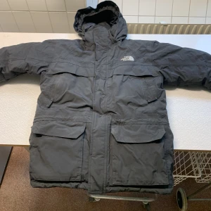 North Face jacka 10-12 år - Jätte fin jacka som är som ny. Super kvalitet. 10-12 år.