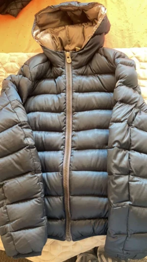 Colmar jacka - Säljer min colmar jacka i bra skick (använt skick) stl S men passar mer som Xs färgen pp den är balndat grön blått som nk ser på bilden