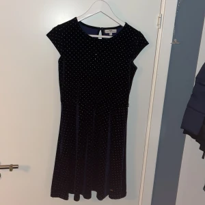 Klänning  - Säljer min superfina marinblåa klänning med lite glitter, älskar personligen den då den är lite tajtare upptill och lösare nere, men då jag växt ur den hoppas jag att den kan få nytt liv någon annan stans 💕perfekt till jul och nyår 