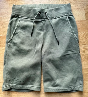 Peak performance ORIGINAL SHORTS JUNIOR, 150 cm - Peak performance ORIGINAL SHORTS JUNIOR, Regular fit, storlek 150 cm. Mycket bra skick.  Dessa sweatshorts är tillverkade i jersey av bomullsblandning och har en mjuk, borstad insida som känns underbar att ha på sig.  Finns i rök- och djurfritt hem.