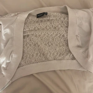 En gullig kofta  - Säljer denna då den inte kommer till användning🩷 en kort kofta, Söt, passar fint till en klänning eller ett linne🩷