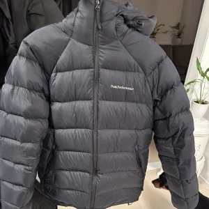 peak performance jacka - svart peak performance jacka, knappt använd. därav jätte bra skick, inga avvikelser. nypris ca 4000. fler bilder finns om det önskas. 