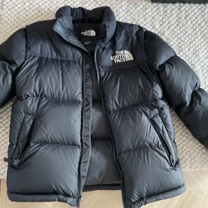 North Face jacka - Skitsnygg Nort Face jacka, unisex och original modell. Storlek L i junior/ barnstorlek, men som motsvarar XS i vuxenstorlek. 
