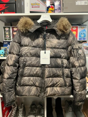 Moncler Byron Fur print - Storlek 2 (S/M) kommer med tags. Nyskick utan flaws.