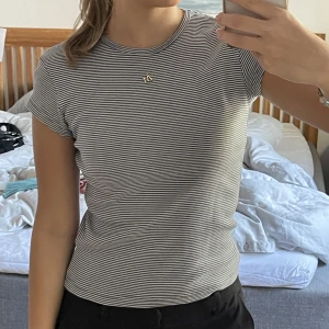Tshirt från brandy Melville  - Fin vit-och blårandig tshirt ifrån Brandy Melville!💞