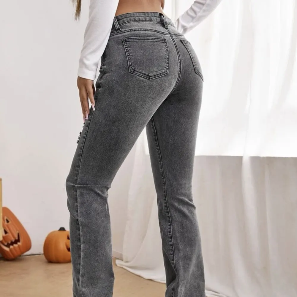 Lågmidjade jeans i storlek xs men är stretchiga. Använda en gång. Hör av dig för fler bilder 🤍. Jeans & Byxor.