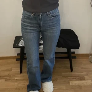 Blå jeans   - Ett par superfina jeans, i väldigt bra skick, dem sitter extremt snyggt på, har fått många komplimanger för dem☺️pris kan diskuteras 