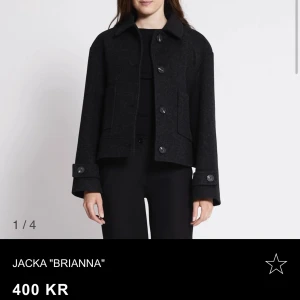 jacka lager 157 slutsåld!! - super fin jacka från lager 157! har används endast en gång. super fint skick! köpt för 400kr