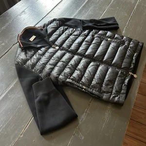 Moncler cardigan - Sjukt snygg Moncler Cardigan i grymt skick! Storlek M. Vid andra frågor eller funderingar är det bara att höra av sig. 🔔