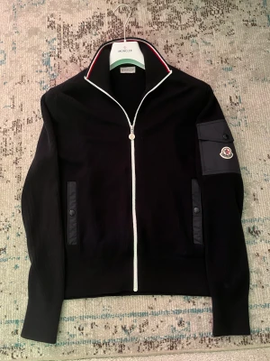 Moncler cardigan - Moncler cardigan  Skick 9,5 använda vid tre tillfällen Size S passar S-M  Kvitto och tags finns! Köpt på NK förra sommarn