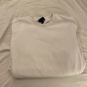 Crewneck från Hm - En vit crewneck från hm i relaxed fit. Tröjan är i utmärkt skick och är knappt använd. Den är i storlek medium. Den har inga hål eller andra defekter. Hör av dig för fler bilder eller frågor!