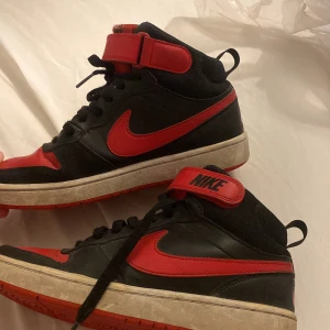 Nike skor - Jättegamla nike skor. Säljer då de bara ligger i klädkammaren och försöker tjäna och spara lite pengar. Priset är diskuterbart🫶🏼 
