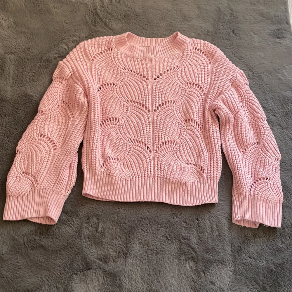 Jättefin rosa tröja från Ginatricot🩷. Bra skick och inte använd många gånger.⭐️. Stickat.